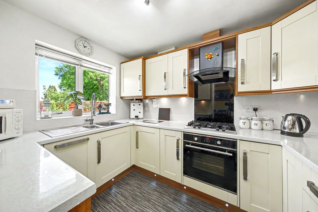 Property photo 3 of 31 Kitchen