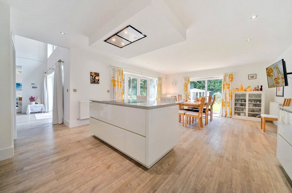 Property photo 3 of 18 Kitchen/Breakfast Rm