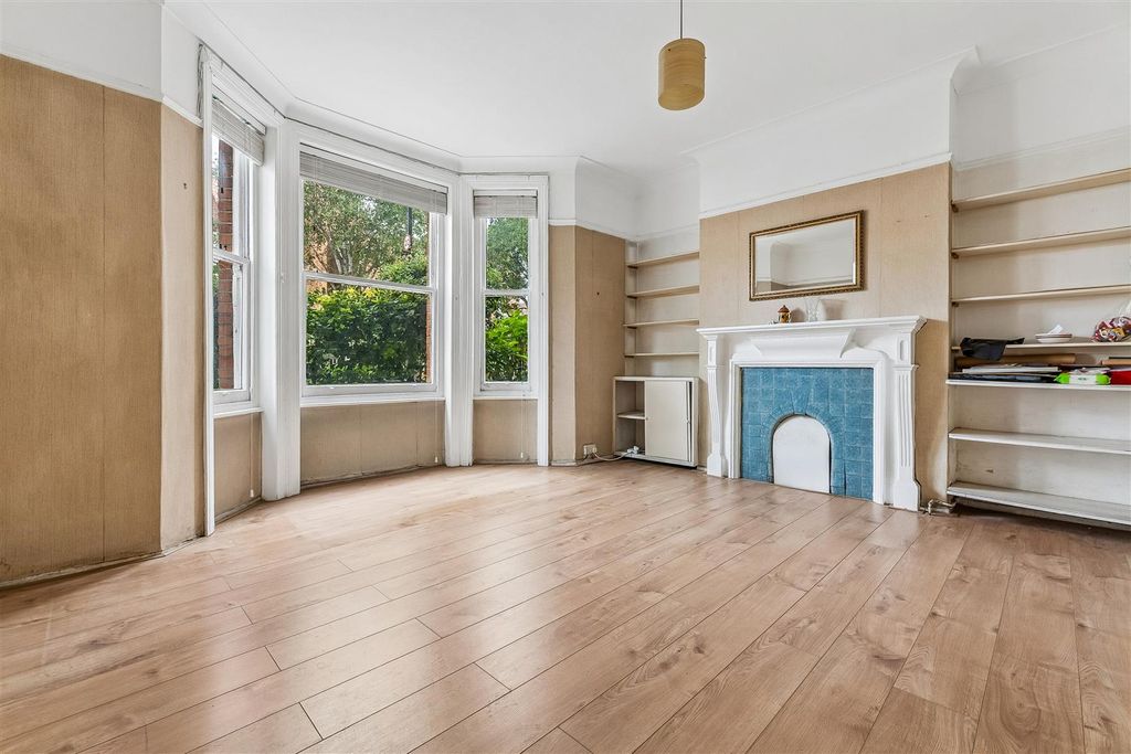 Property photo 2 of 11 Flanders Mansion, W4 - For Sale