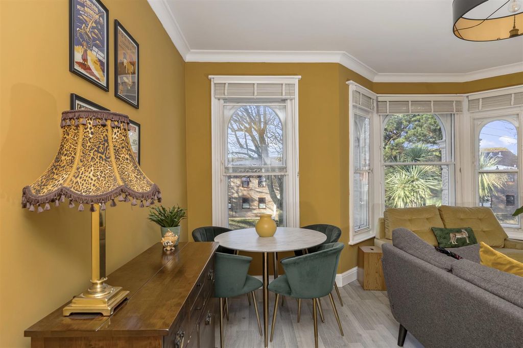 Property photo 3 of 29 South Farm Road 88, Top Floor Flat-008 - 2.Jpg