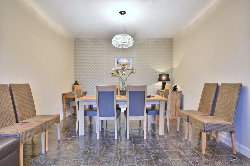 Property photo 3 of 11 1