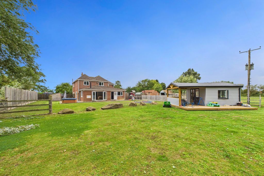 Property photo 2 of 49 Ewemove - Spalding - Summer House