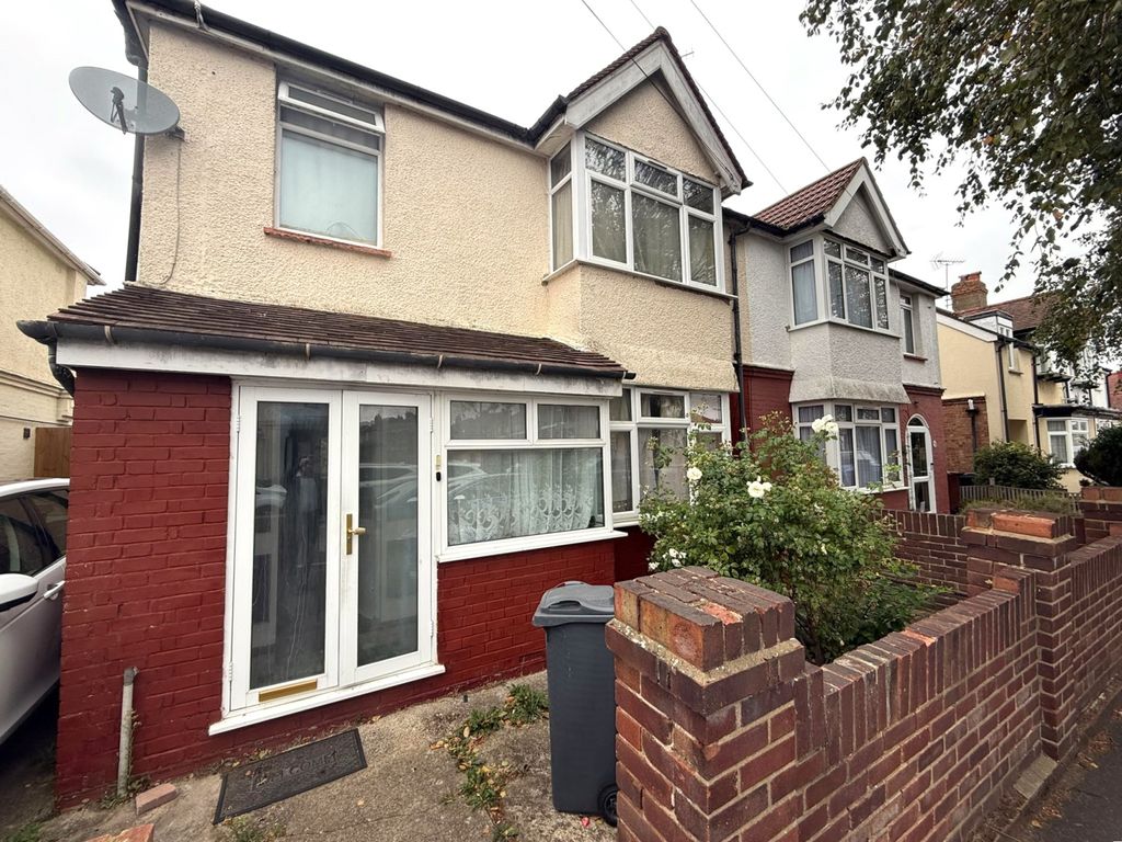 Property photo 1 of 9 Spacious 4-Bedroom Semi-Detached House - £2,500 Pcm