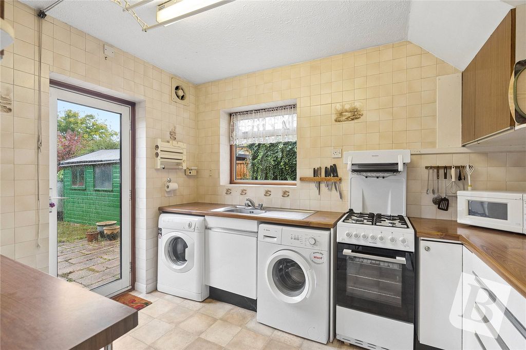 Property photo 3 of 19 Kitchen