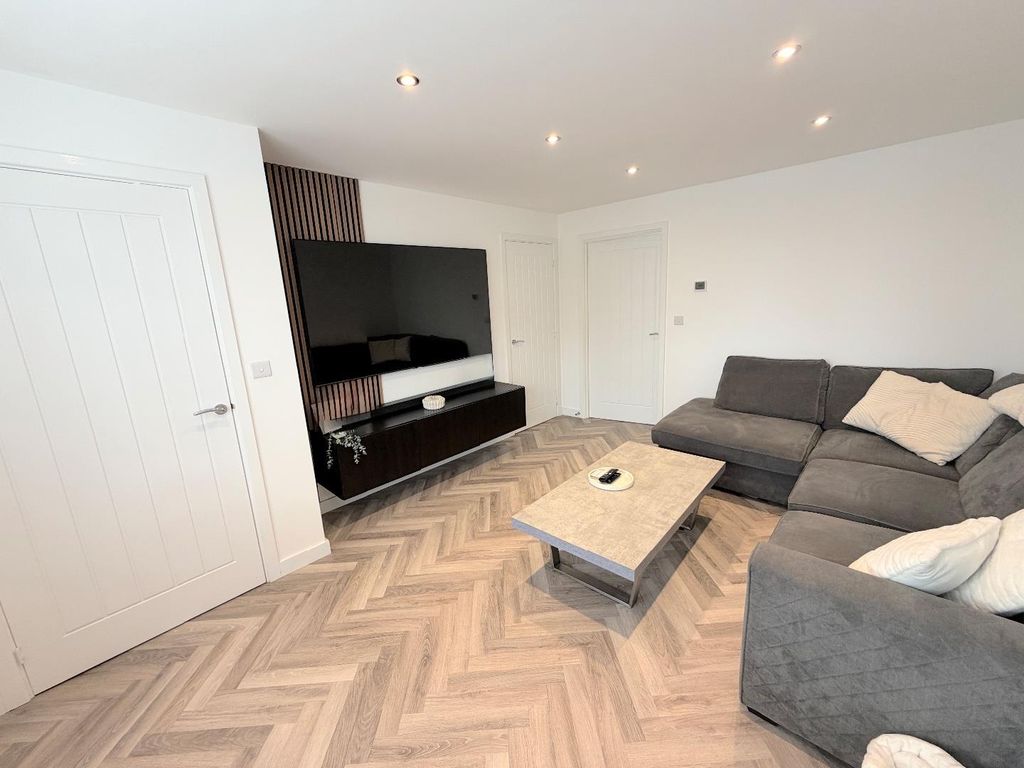 Property photo 3 of 12 Lounge