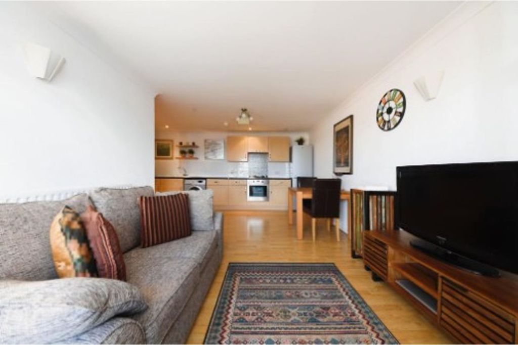 Property photo 3 of 13 Lounge / Kitchen