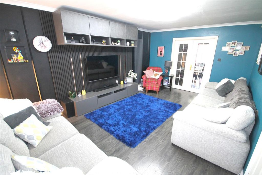 Property photo 2 of 17 Lounge