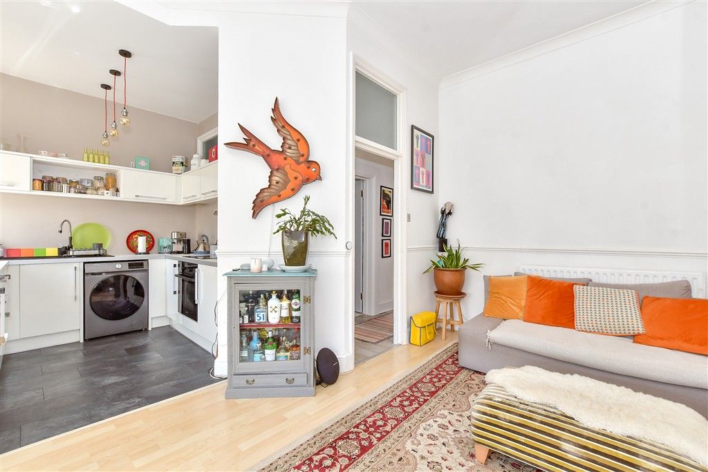 Property photo 3 of 11 Lounge