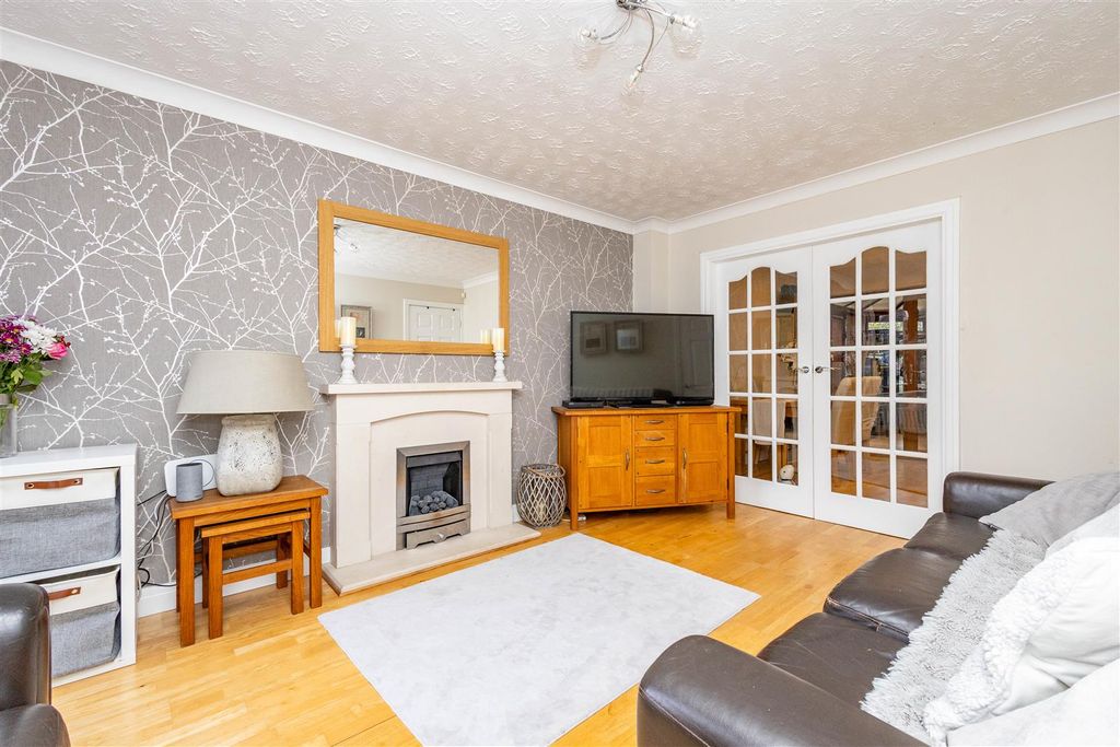 Property photo 2 of 19 Lounge