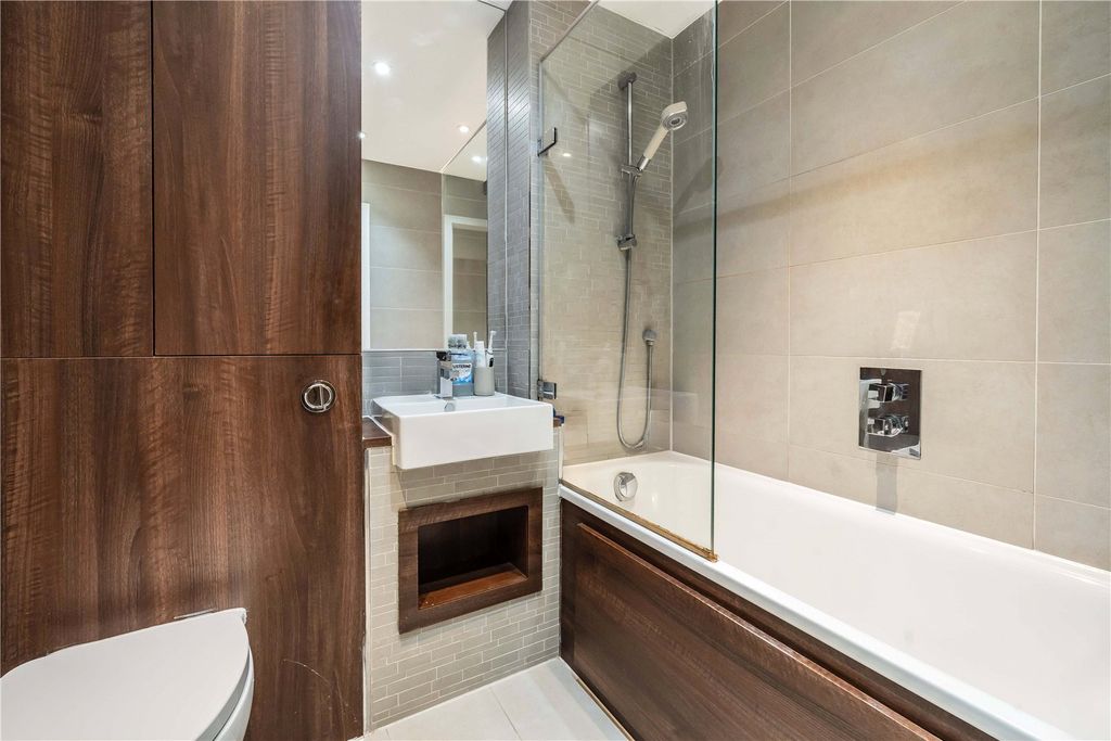 Property photo 3 of 10 Bathroom