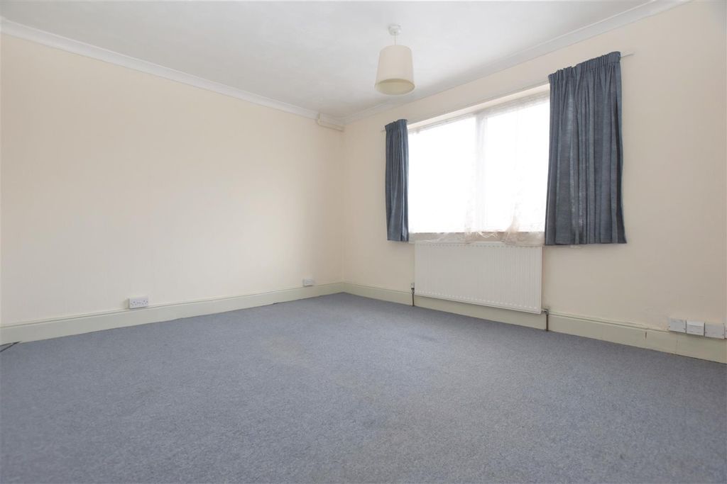 Property photo 2 of 5 Fff 31A St Johns Rd (1).Jpg