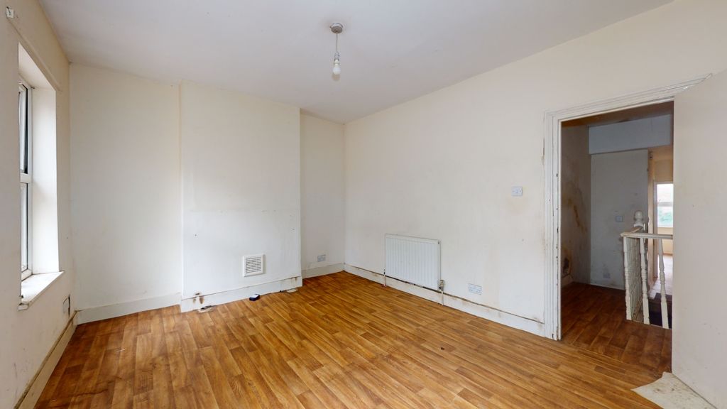 Property photo 2 of 14 First Floor Flat, 78 New City Road, Plaistow, London, E13 9Ll