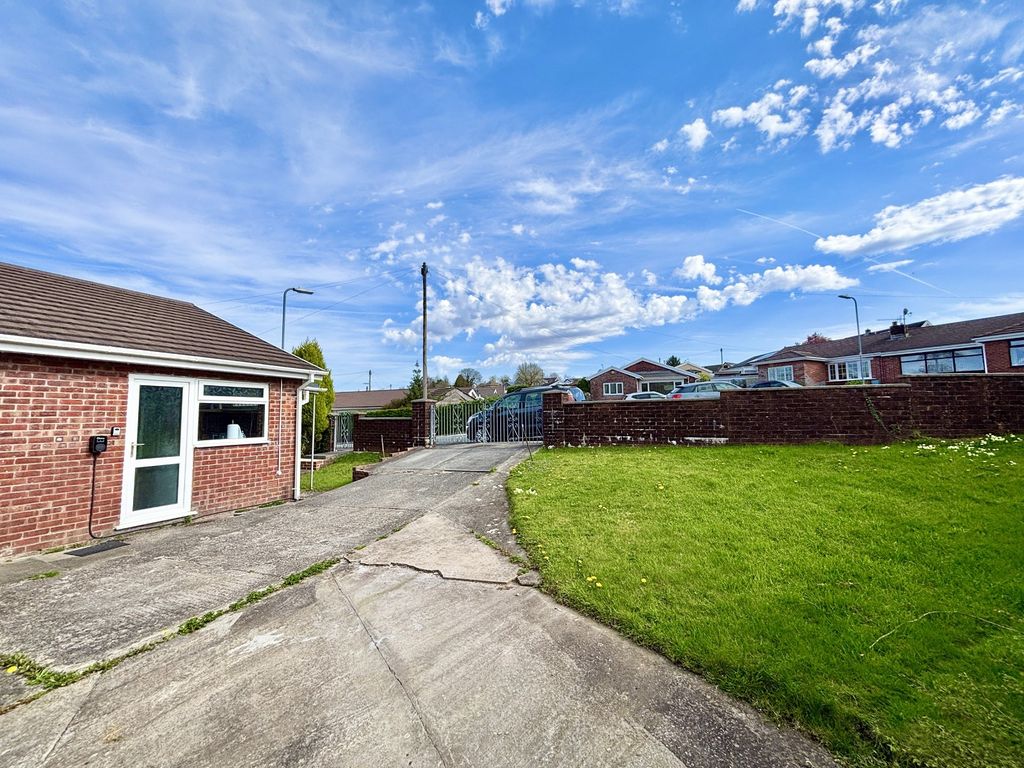 Property photo 3 of 26 Front Garden