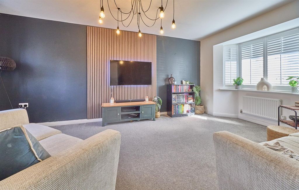 Property photo 2 of 18 Through Lounge