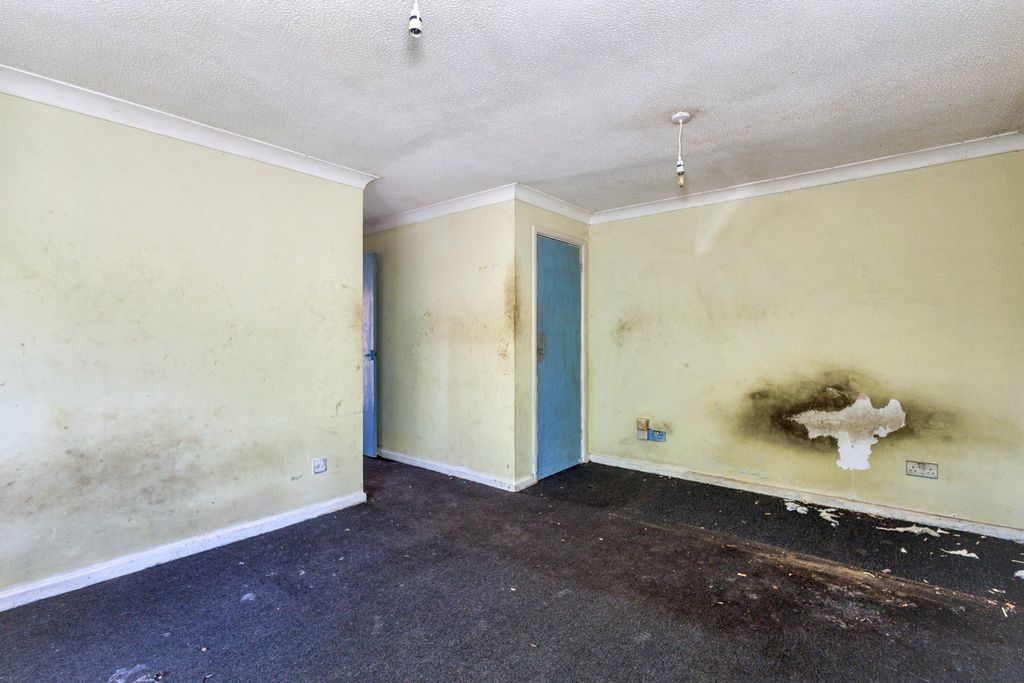 Property photo 3 of 6 75 Gaddesden Crescent, Wavendon Gate, Milton Keynes, Buckinghamshire, Mk7 7Sb