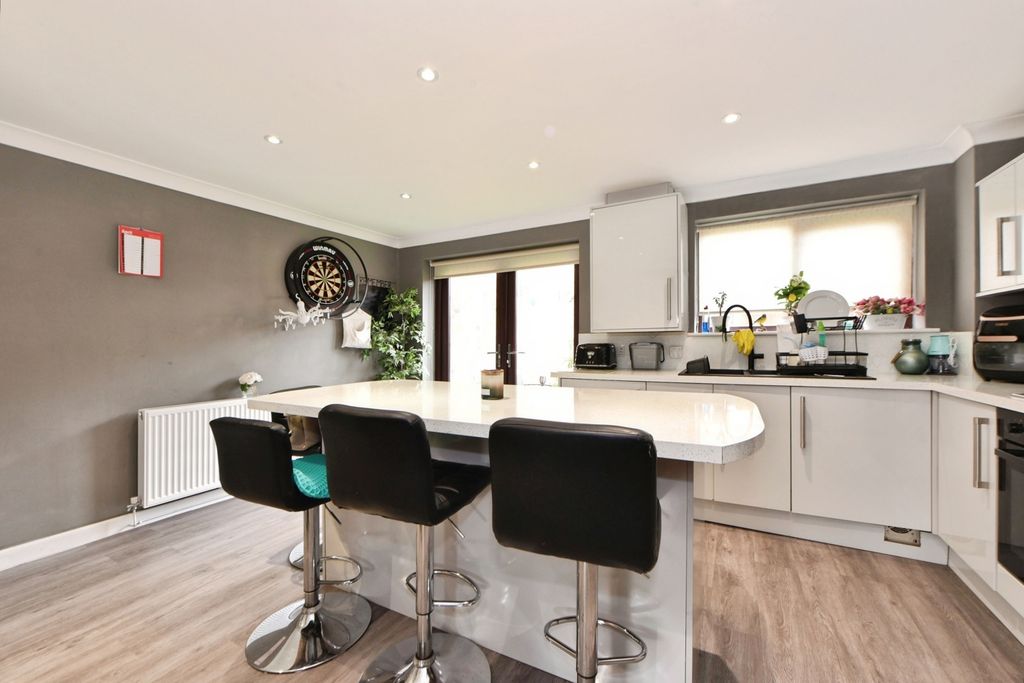 Property photo 2 of 12 Dining Kitchen