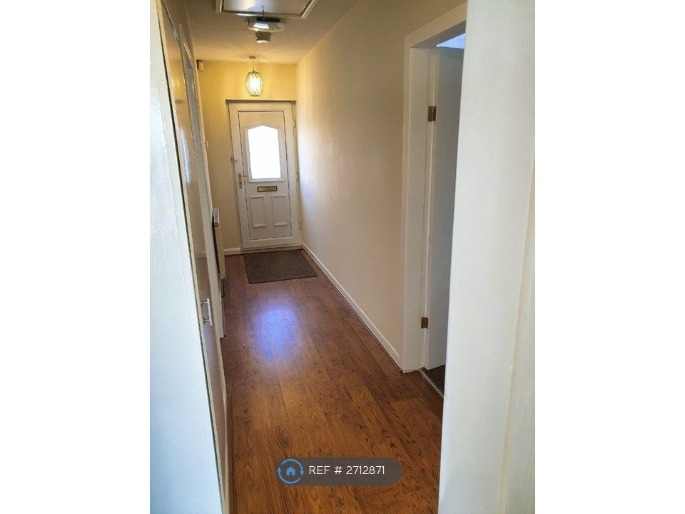 Property photo 2 of 18 Hallway