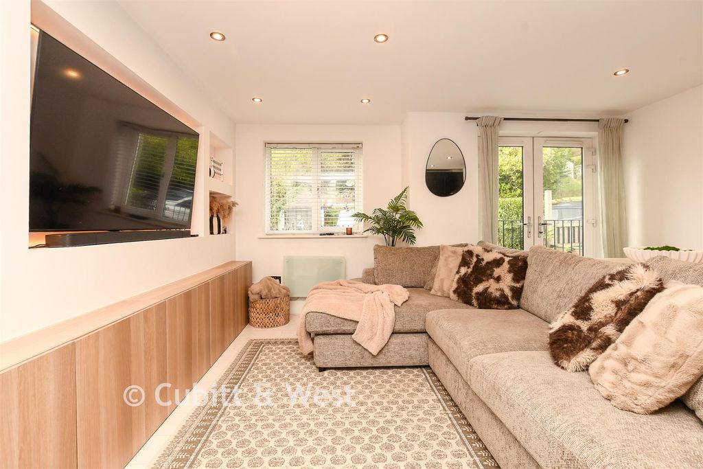 Property photo 3 of 10 Kitchen/Lounge
