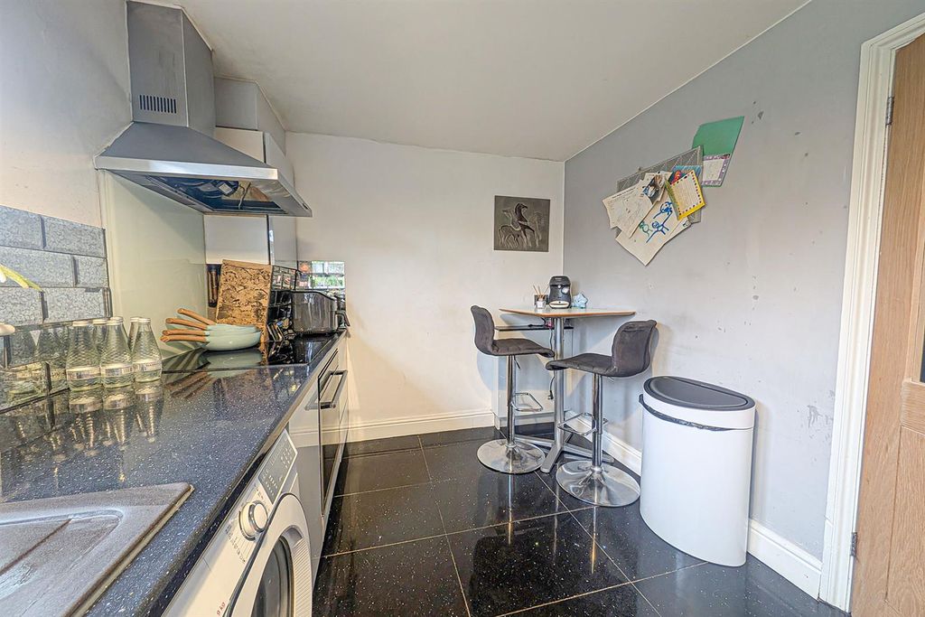 Property photo 3 of 8 Pxl_20260218_141357788 Kit.Jpg