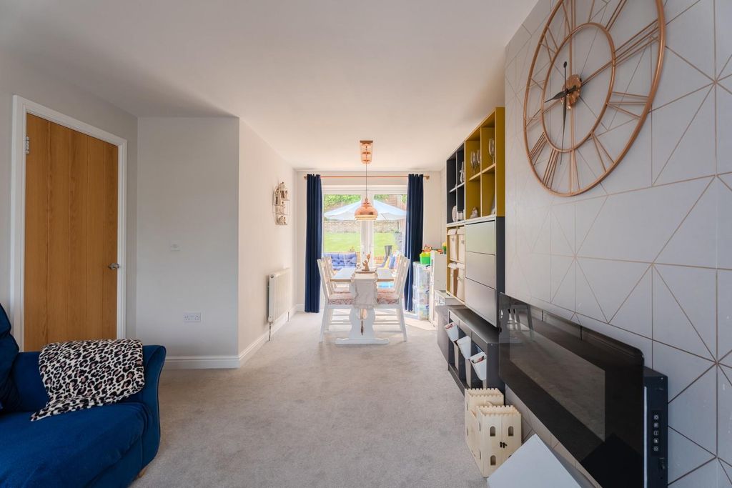 Property photo 3 of 18 Camberley Crescent-13.Jpg