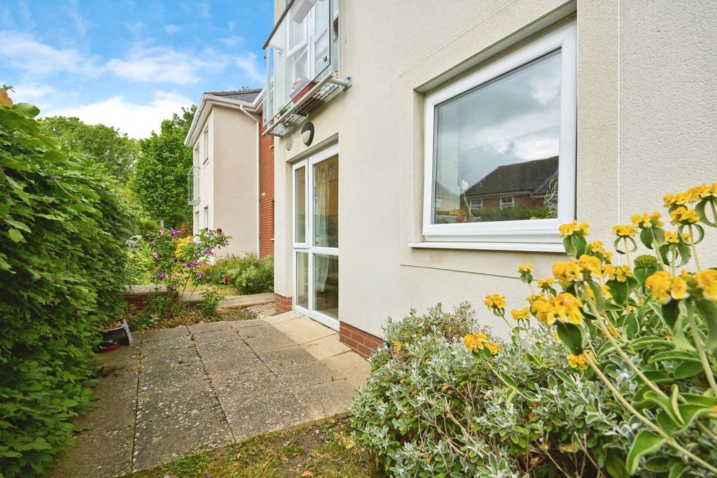 Property photo 1 of 10 Outiside