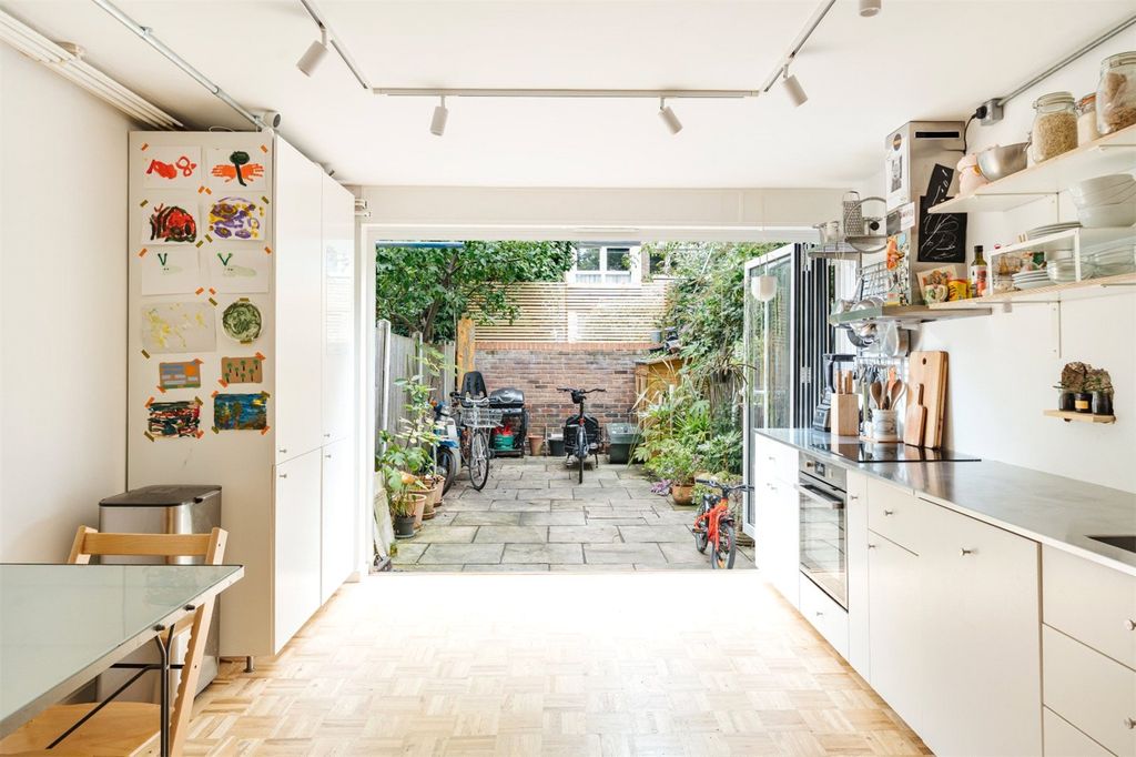 Property photo 1 of 18 St Matthew's Row E2