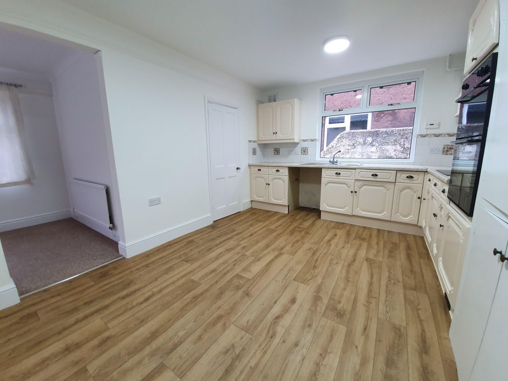 Property photo 3 of 9 Kitchen