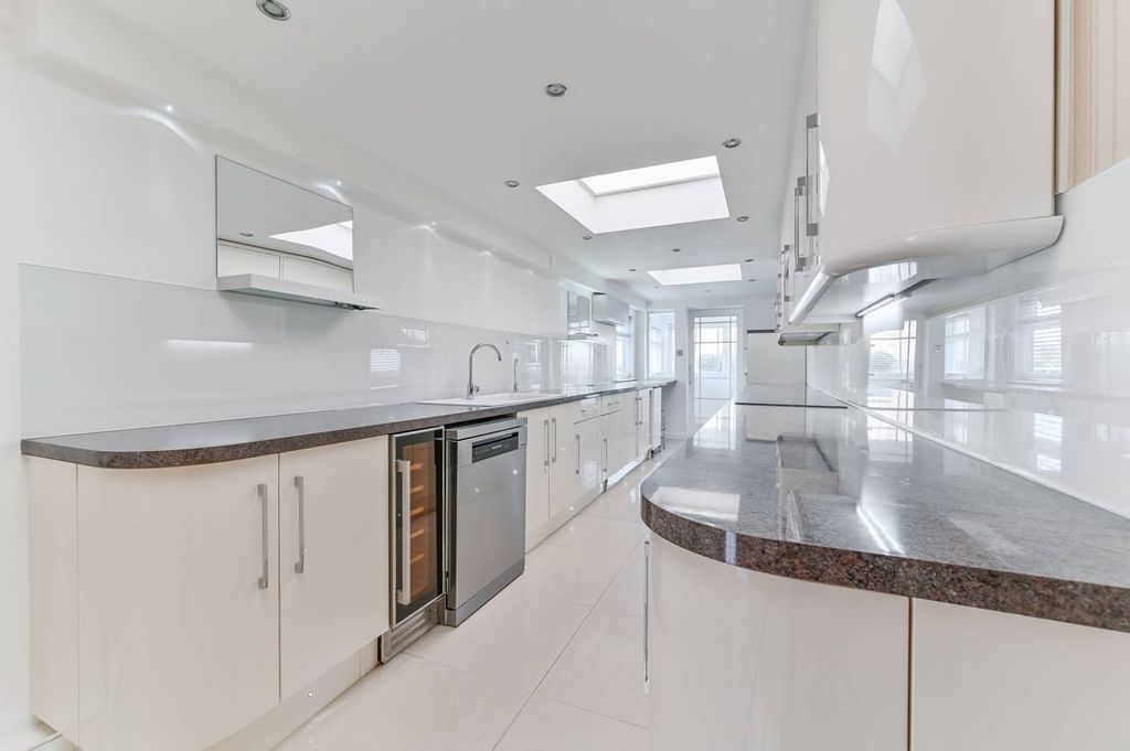 Property photo 3 of 30