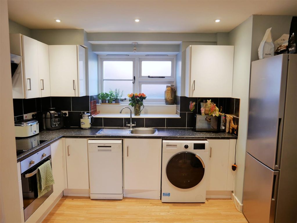 Property photo 3 of 20 Kitchen