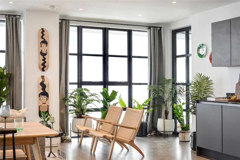 Property photo 3 of 10 Living Kitchen