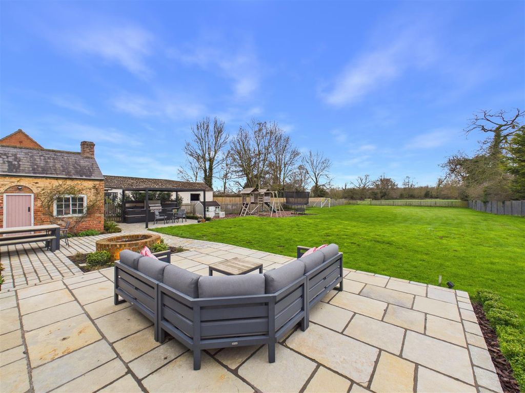 Property photo 3 of 39 Outside