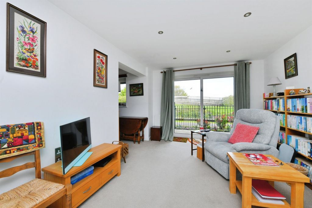 Property photo 2 of 20 Lounge