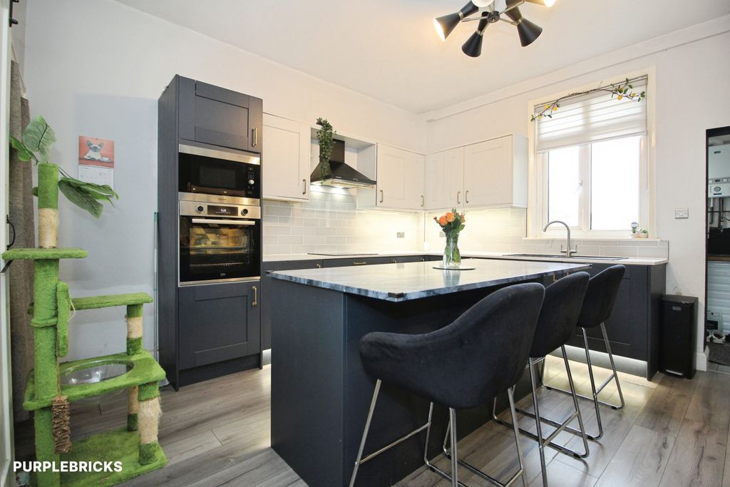 Property photo 3 of 20 Kitchen/Dining Room