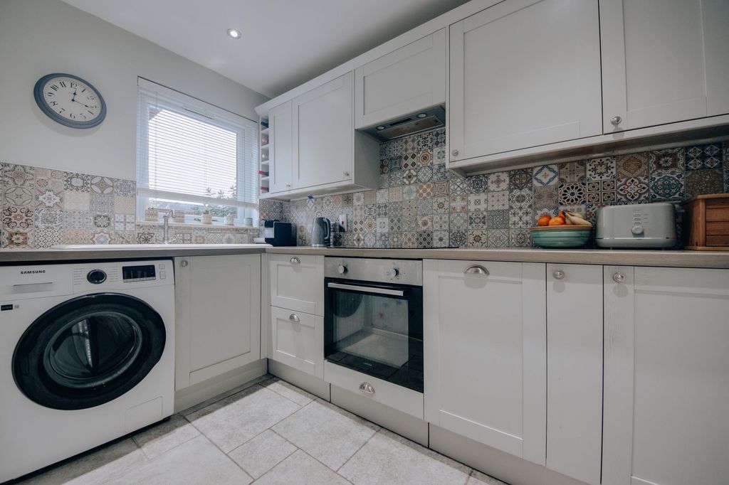 Property photo 3 of 10 Kitchen