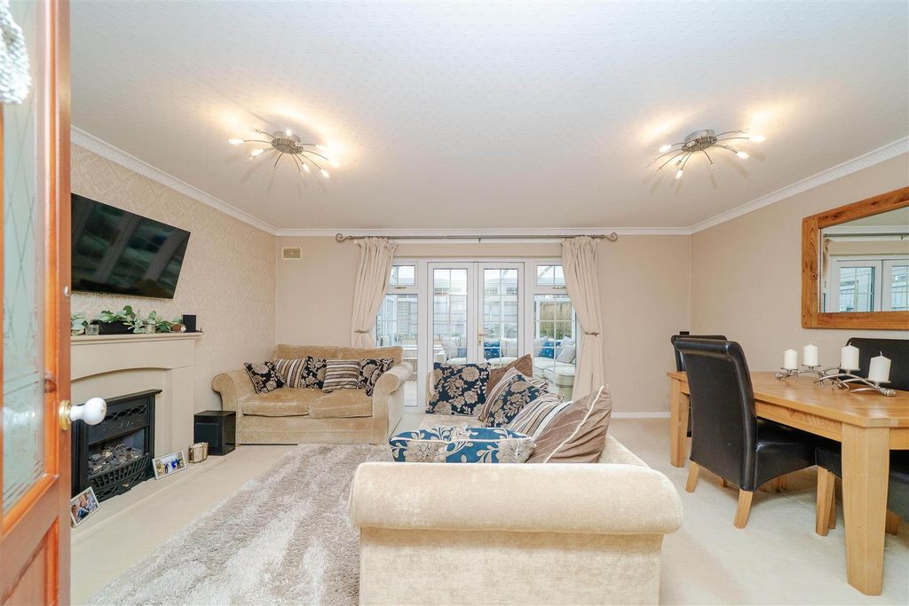 Property photo 2 of 18 Lounge