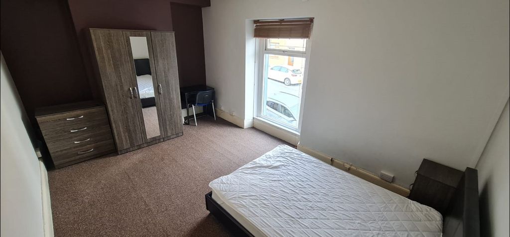 Property photo 2 of 12 31 Sebastopol Bedroom 2