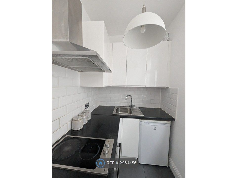 Property photo 2 of 31