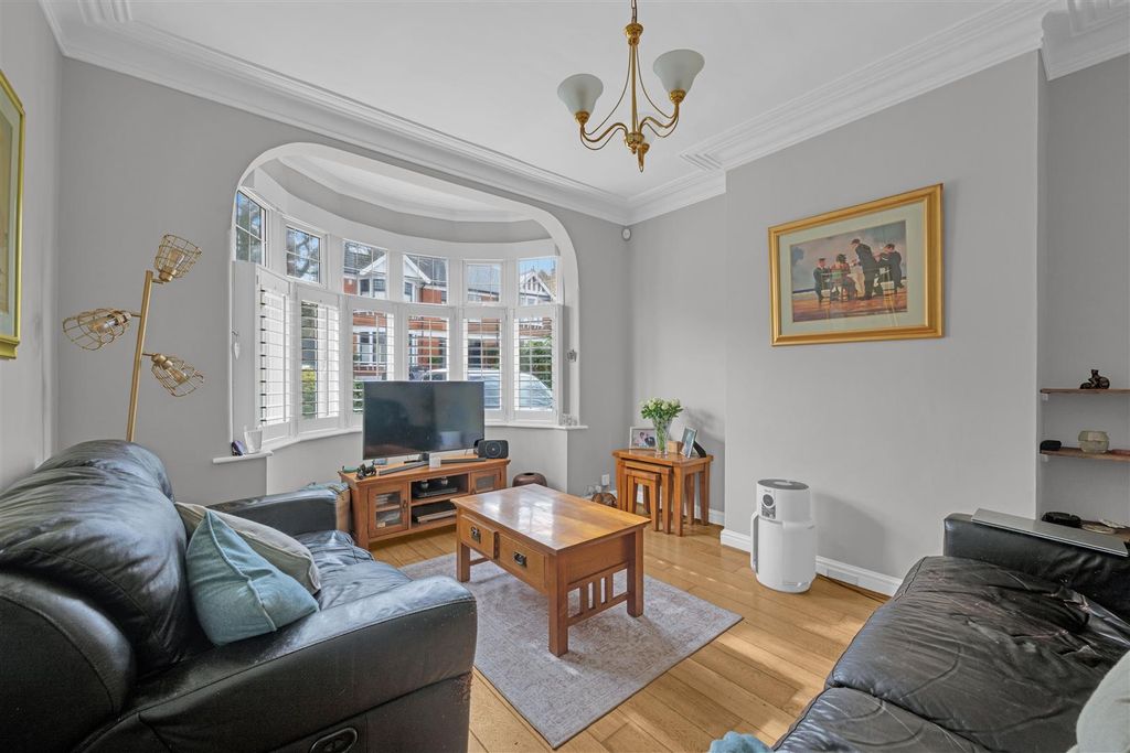 Property photo 2 of 19 Lounge