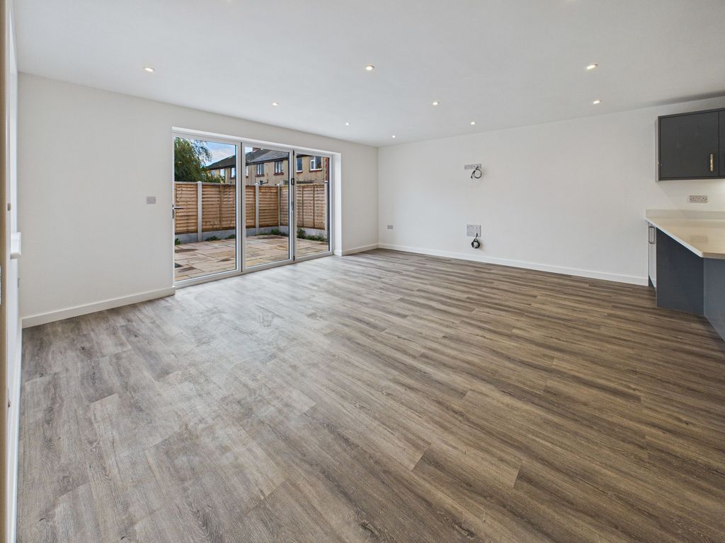Property photo 2 of 33