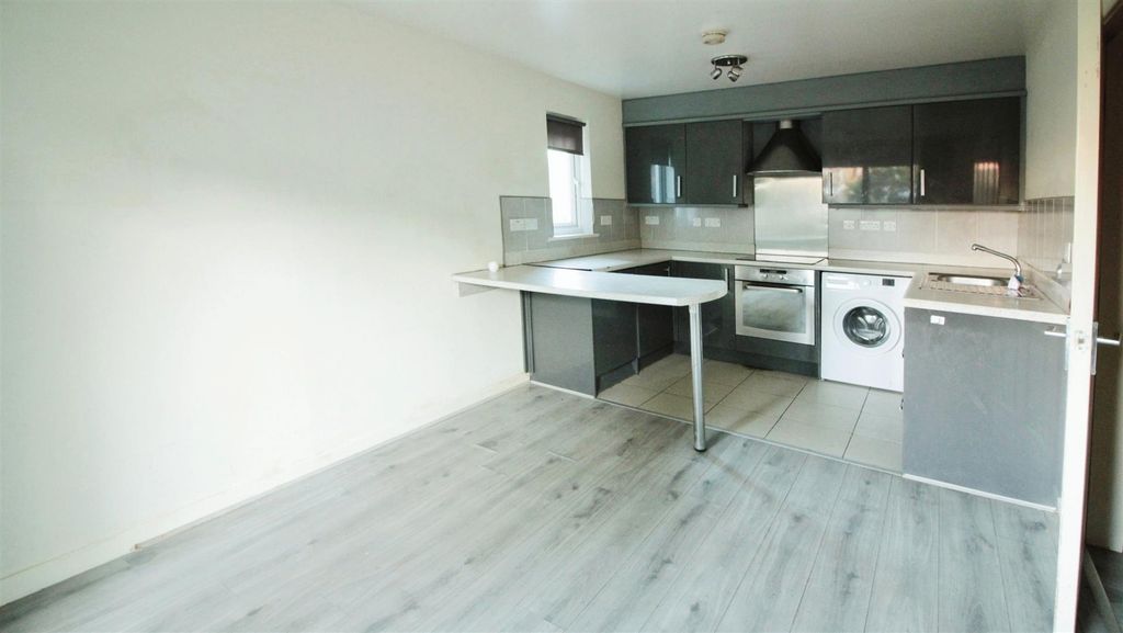 Property photo 1 of 7 Lounge/Kitchen