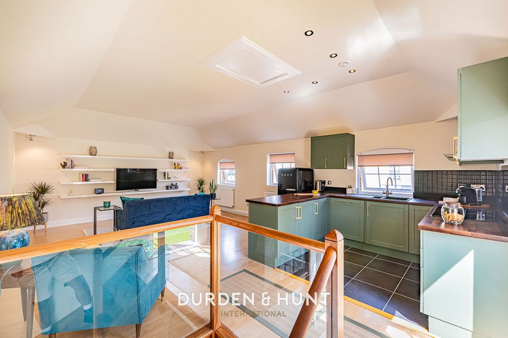Property photo 2 of 34