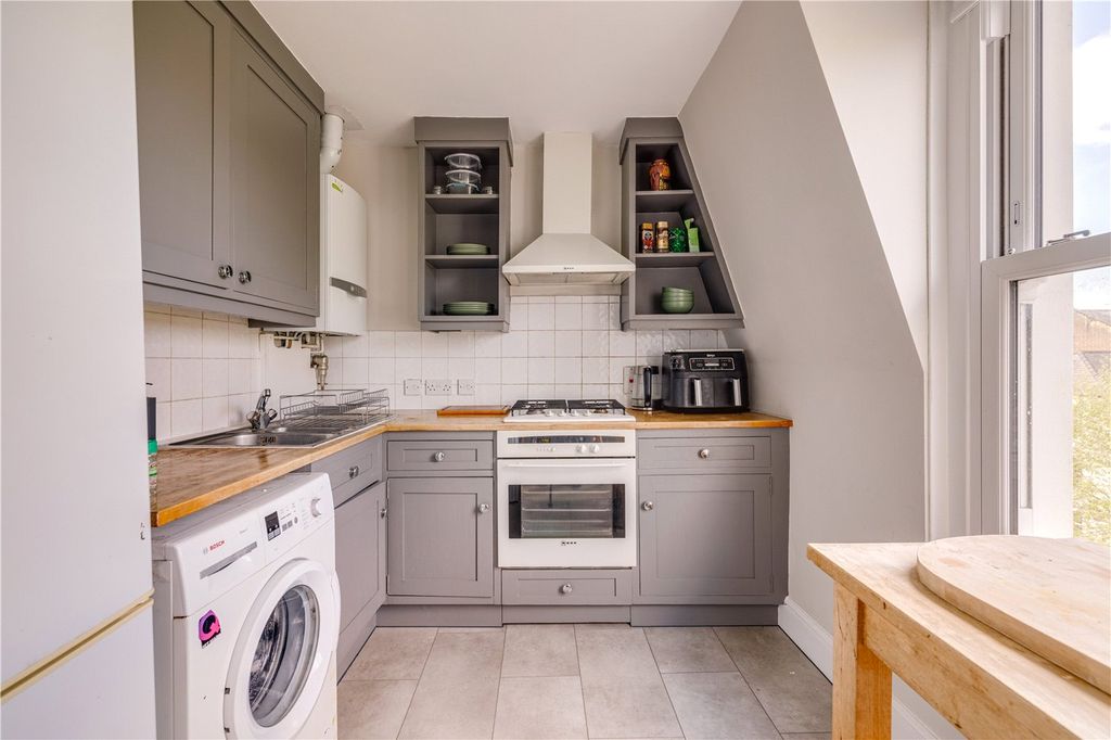 Property photo 2 of 8 Picture No. 11