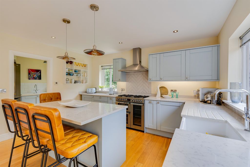 Property photo 2 of 34