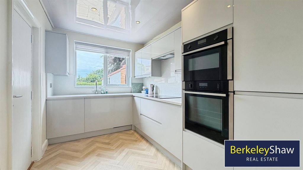 Property photo 3 of 17 Kitchen