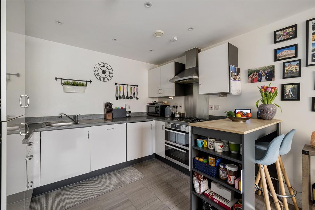 Property photo 3 of 37 Chigwell Road, E18