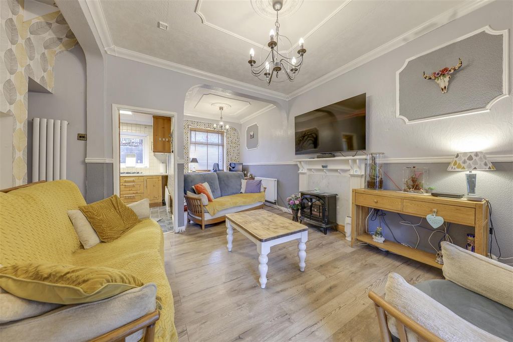 Property photo 2 of 21 Lounge / Dining