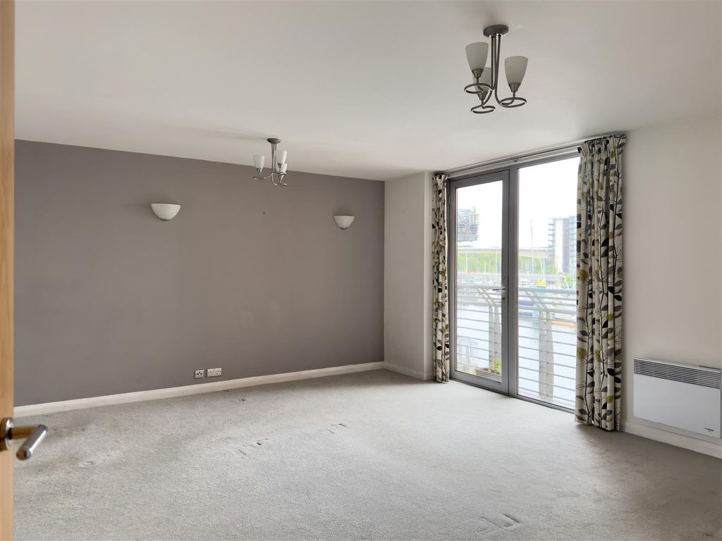 Property photo 3 of 18 Lounge/Dining Room