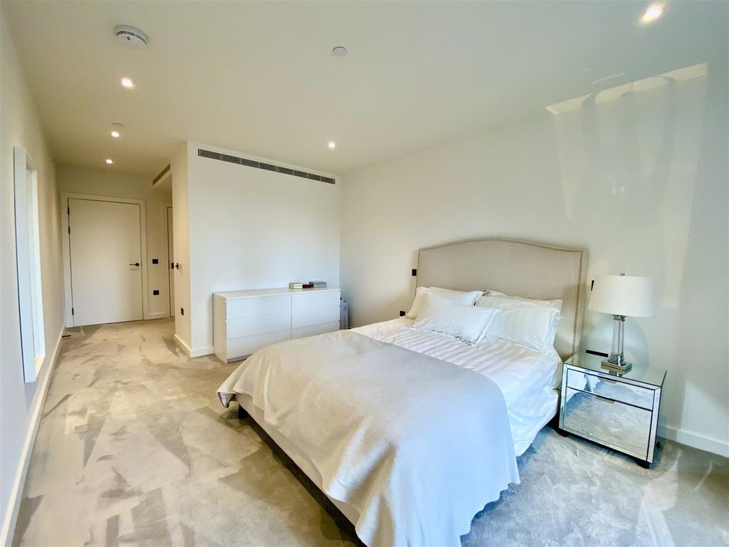 Property photo 2 of 23 Clarendon Court
