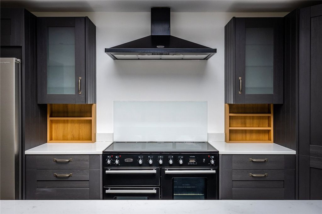 Property photo 2 of 46 House. Partnership