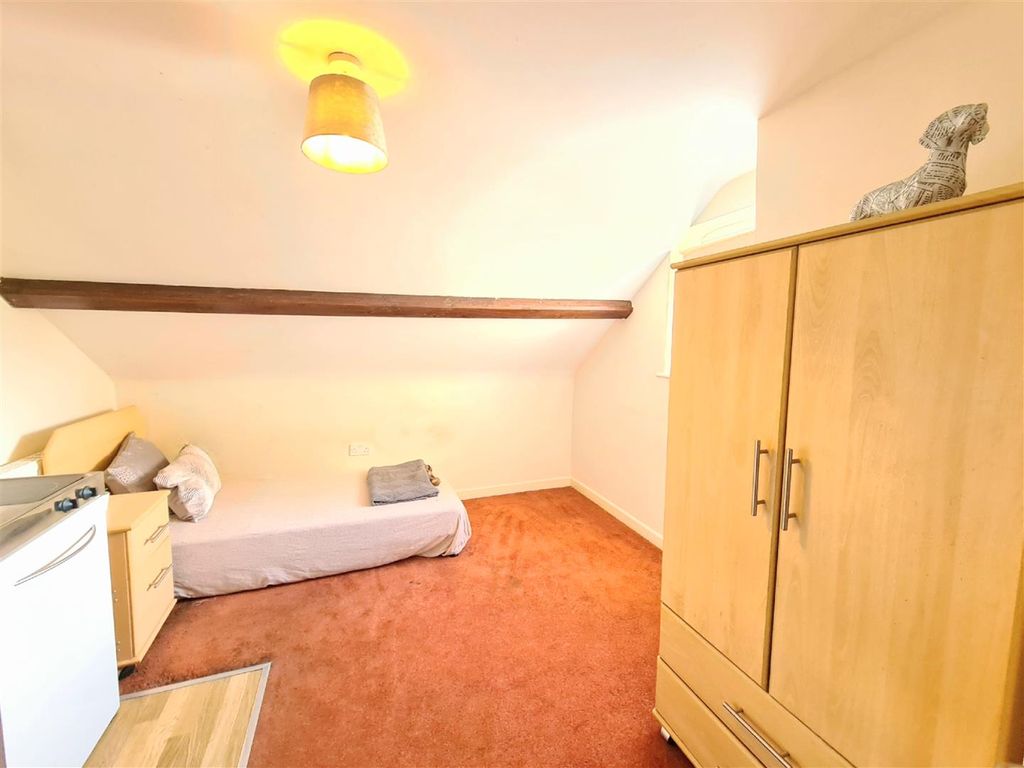 Property photo 2 of 4 Bedroom